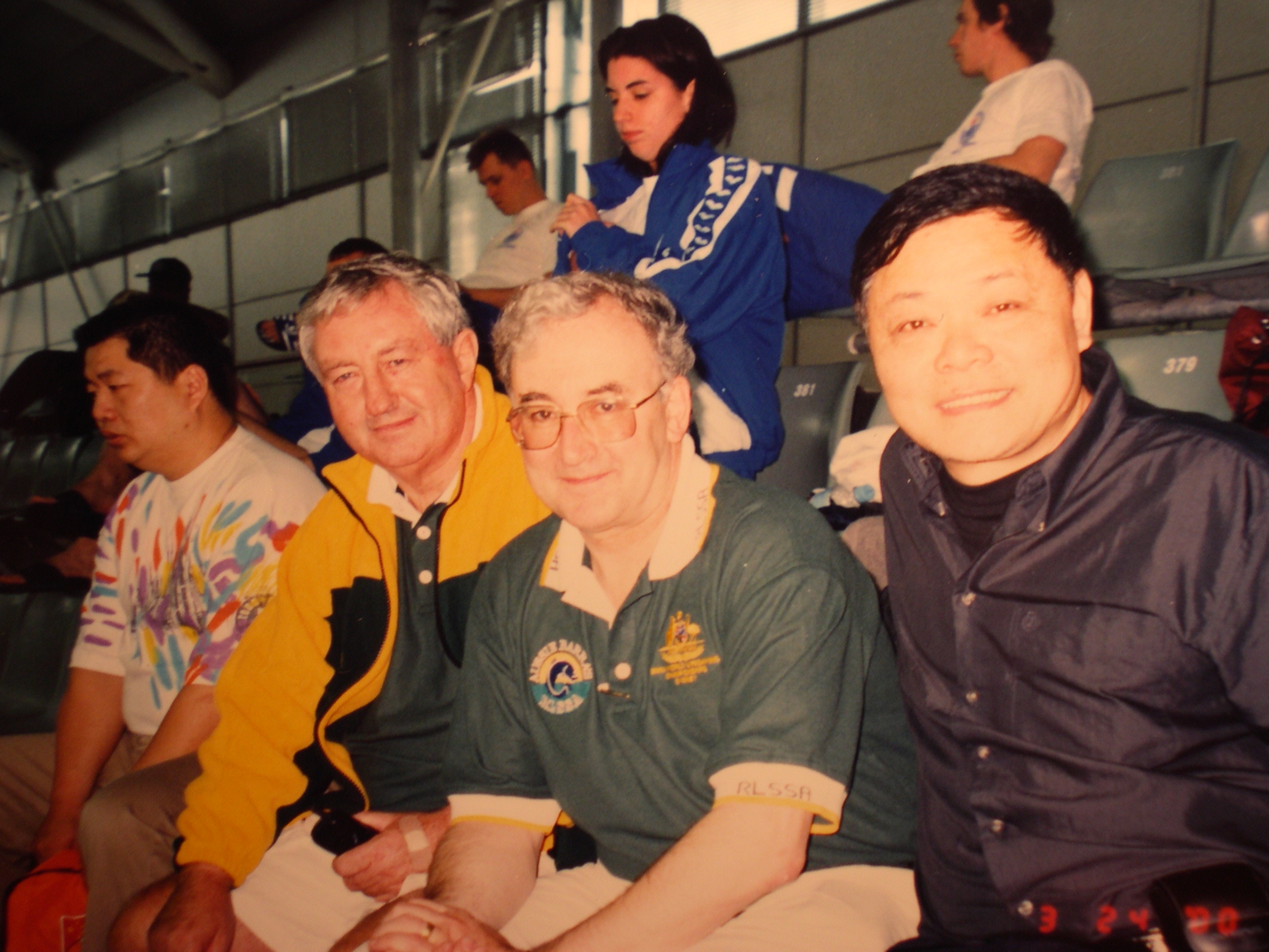 2000年3月浙江省水上救生协会副会长黄容轩随中国观察团在澳大利亚考察世界救生锦标赛