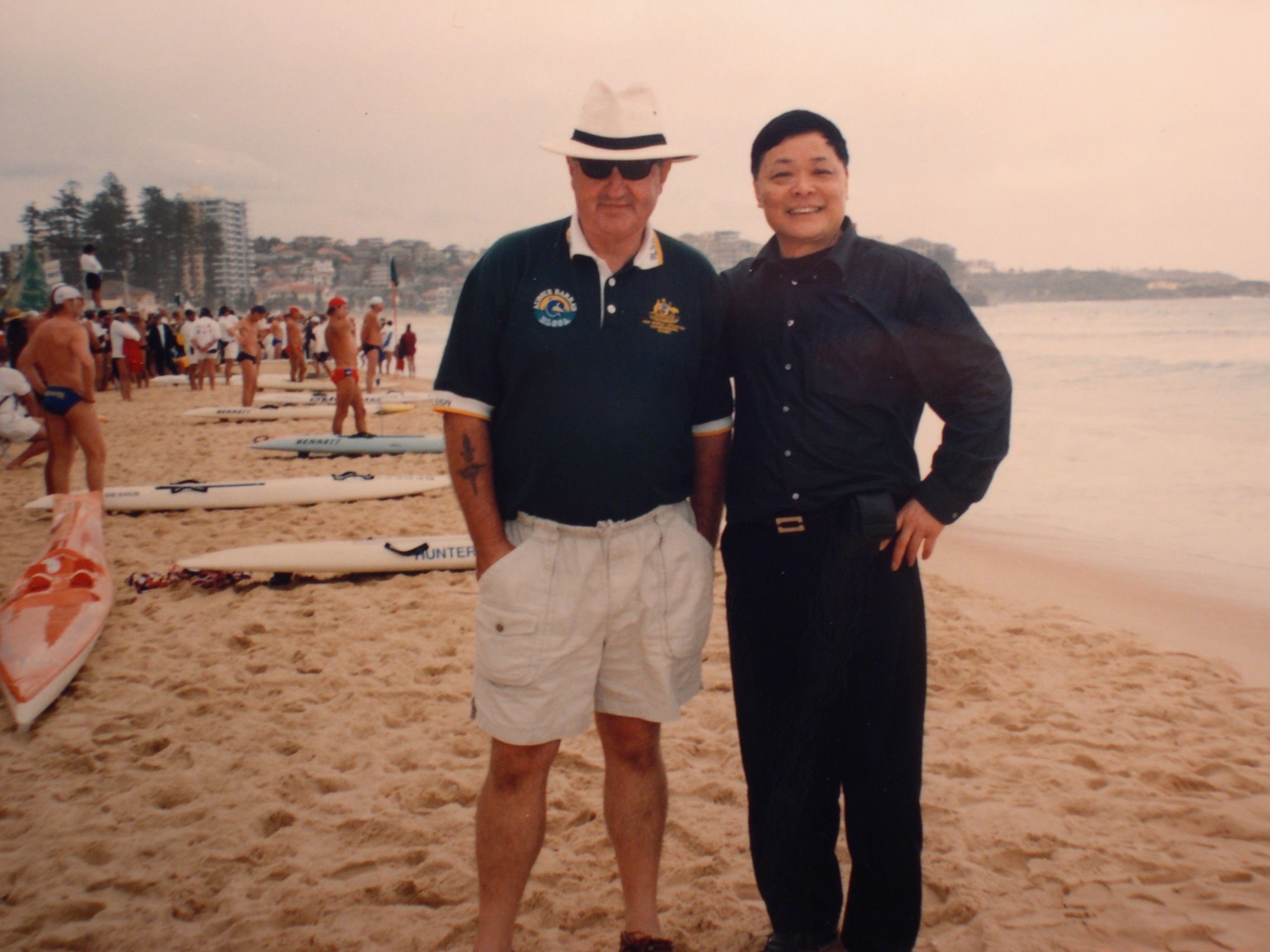 2000年3月浙江省水上救生协会副会长黄容轩在澳大利亚黄金海岸考察世界救生锦标赛
