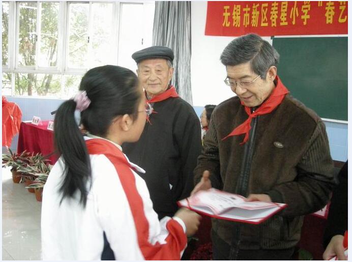 陆玟锦为名誉院长颁发聘书