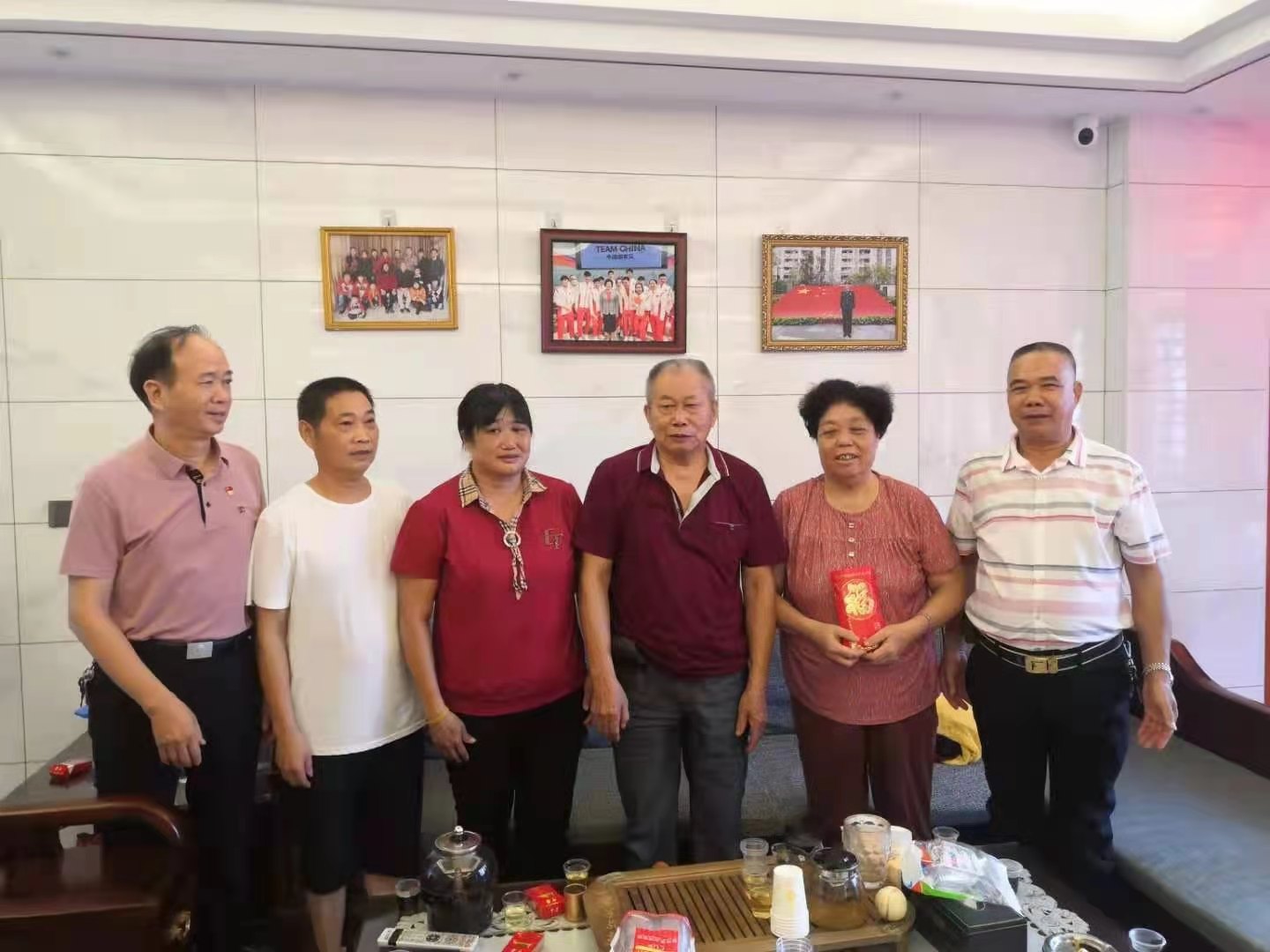 副会长黄聪明,基金会副秘书长黄春水受黄金城会长,黄清廉监事长的委托