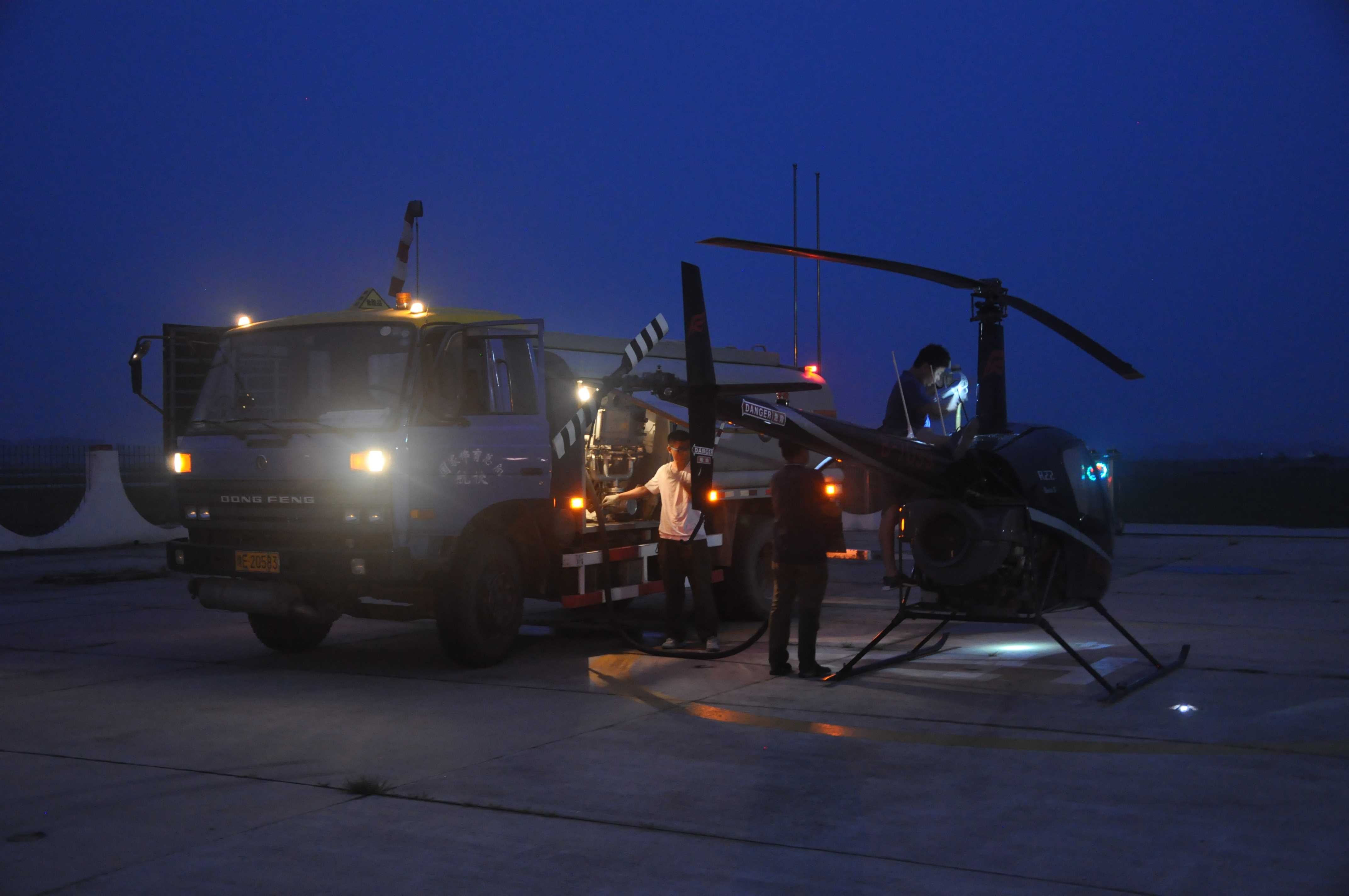 一线职工全力保障夜航安全飞行。