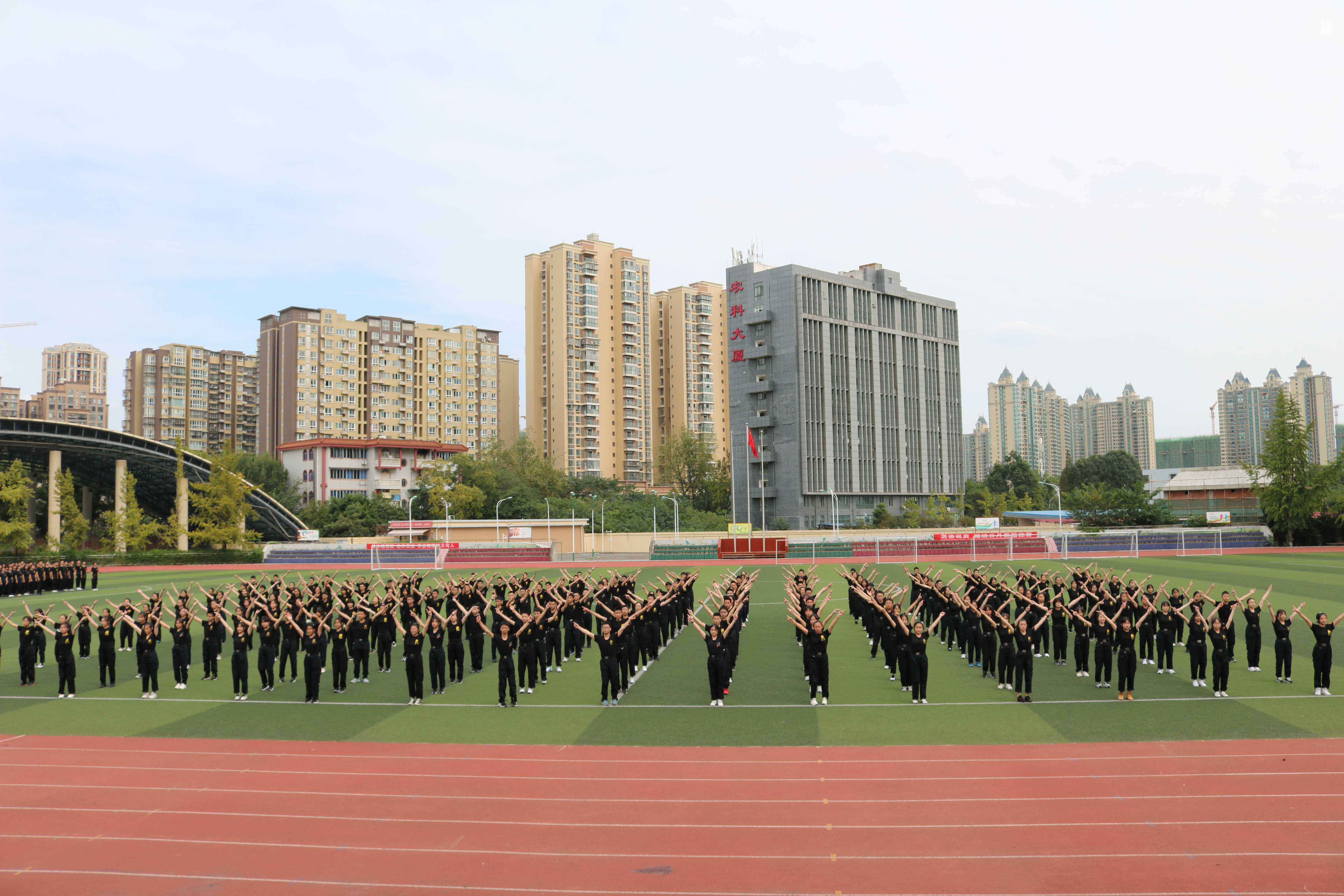 经军训生涯练钢筋铁骨铸无悔青春成都市大弯中学2020级高一新生军训闭