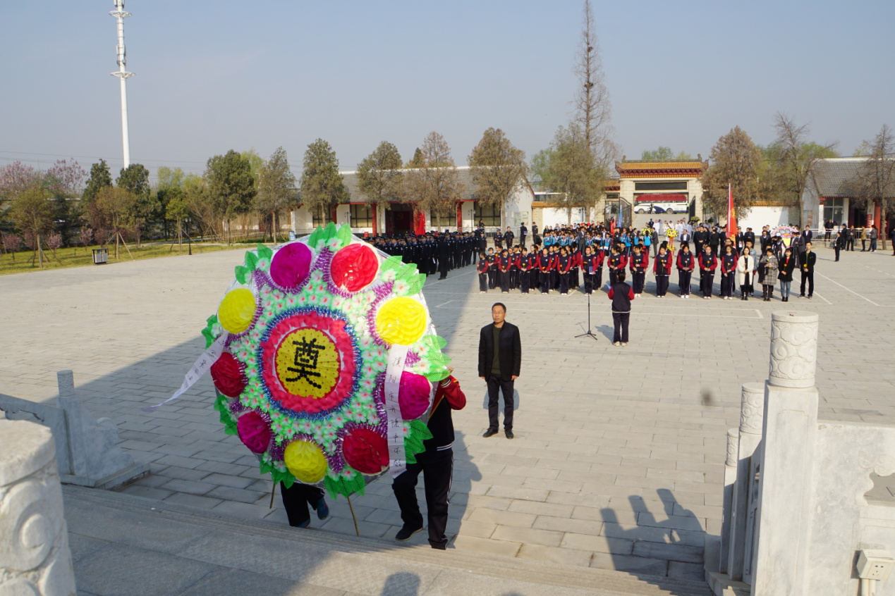 开德中学师生赴清丰烈士陵园开展清明祭扫活动