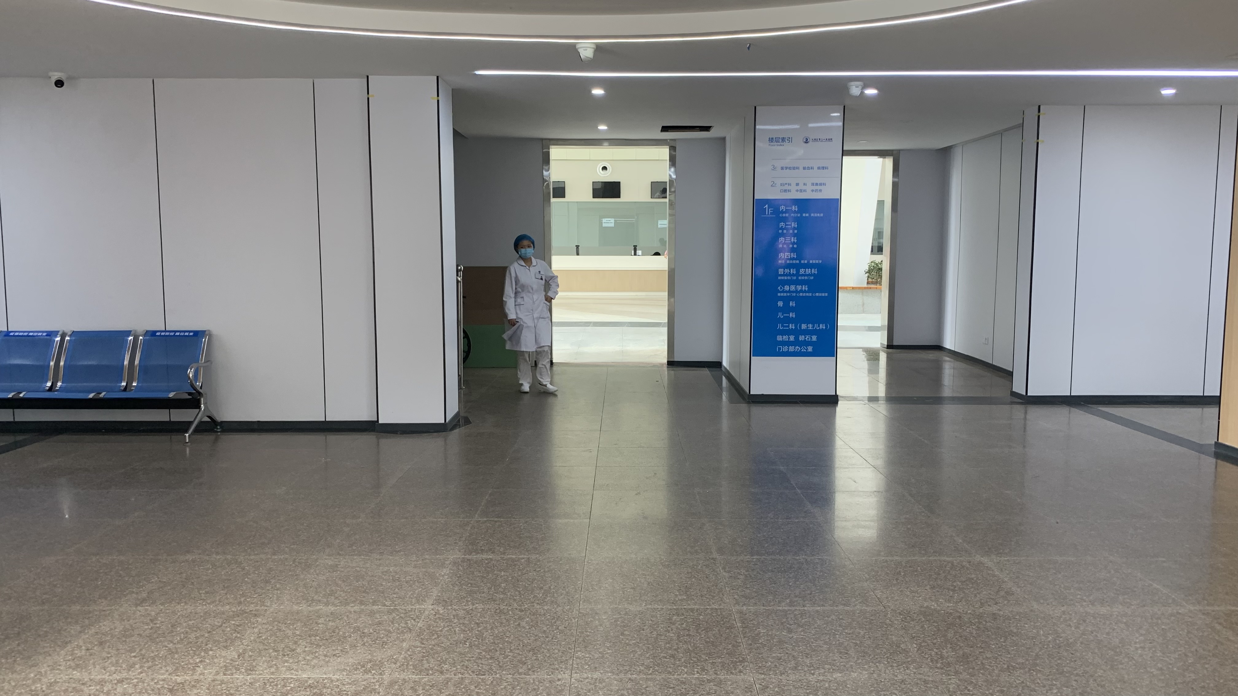 原门诊楼因建设年代久远,门诊科室布局不合理,内部环境设施陈旧,已不