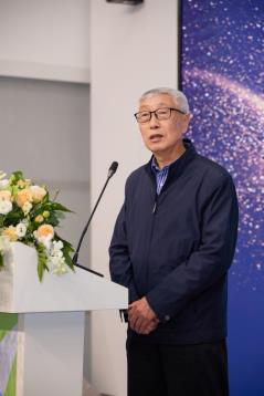 男人站在墙边

描述已自动生成