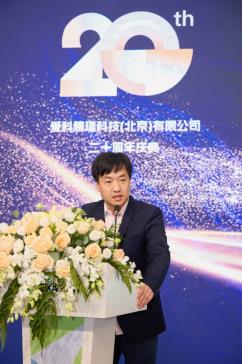 穿着西装笔挺的男子与配字

中度可信度描述已自动生成