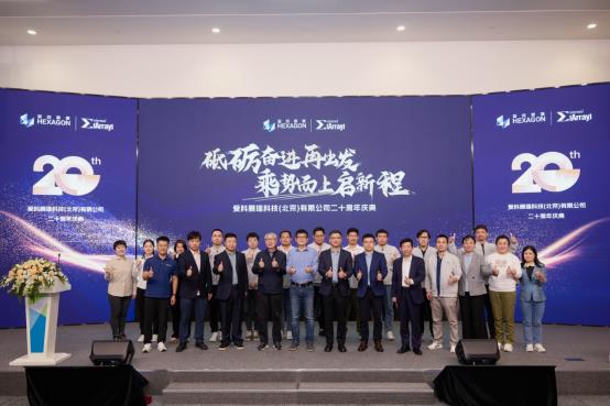 一群人站在台上

中度可信度描述已自动生成