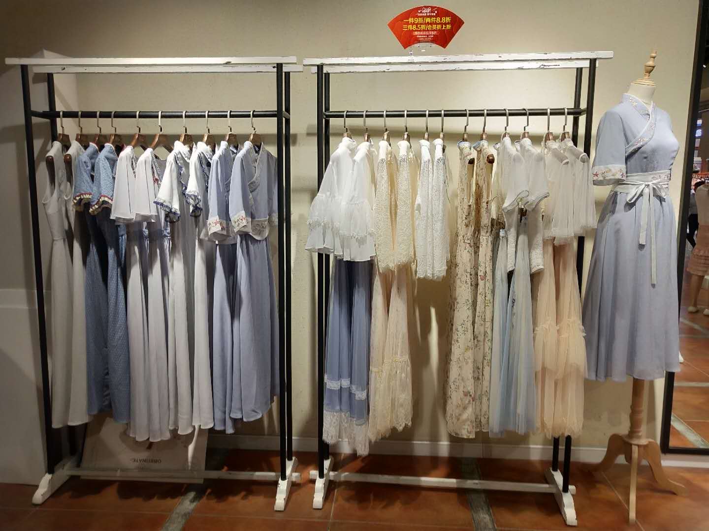 南宁市兴宁区西关路西关新天地固执女装品牌店-广州市沣路服饰有限