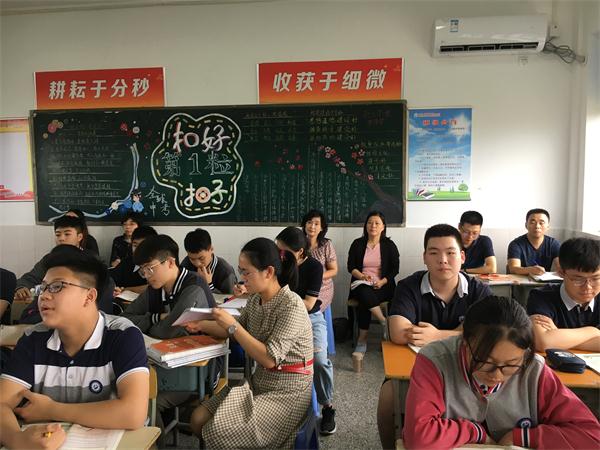 12毓龙路校区初三英语组在听课