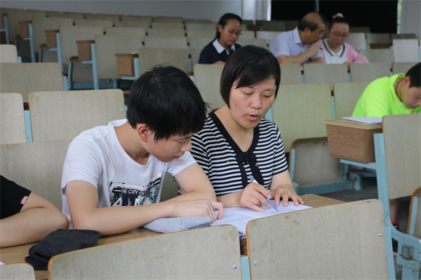 06盐城市英语学科带头人、初二年级主任夏泳给学生答疑