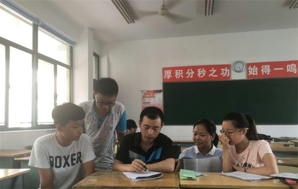 12盐城市物理教学能手、初三物理备课组长张径宇老师给学生答疑