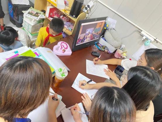 通过这次的观摩,老师们对英语课内外融合阅读教学有了更深的理解与