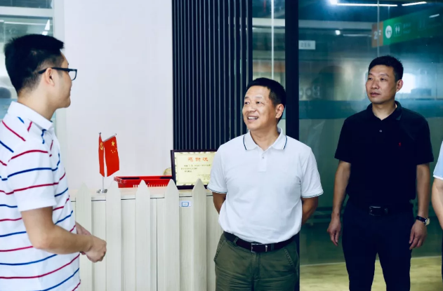 高桥镇党委书记张伟国等领导到访蚂蚁创客小镇进行高温慰问!