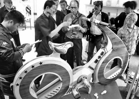 孙力军展示的“６０”造型可载人木质自行车