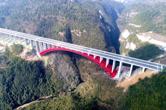 香火岩大桥，双向六车道主跨300米上承式钢管混凝土拱桥，规模同类桥全国第三（属贵州遵贵扩容工程，2017年建成）-1_副本
