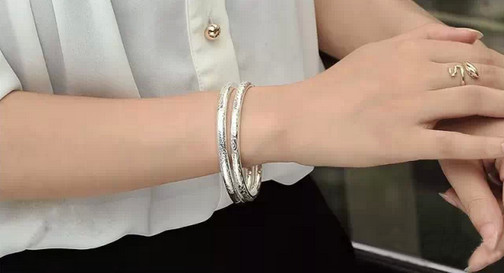 戴金缘珠宝女人银手镯戴哪只手好