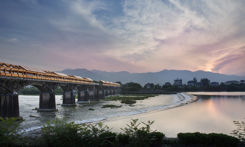 006-Shimen-Bridge-in-Zhejiang-China-by-DnA_Design-and-Architecture-960x579