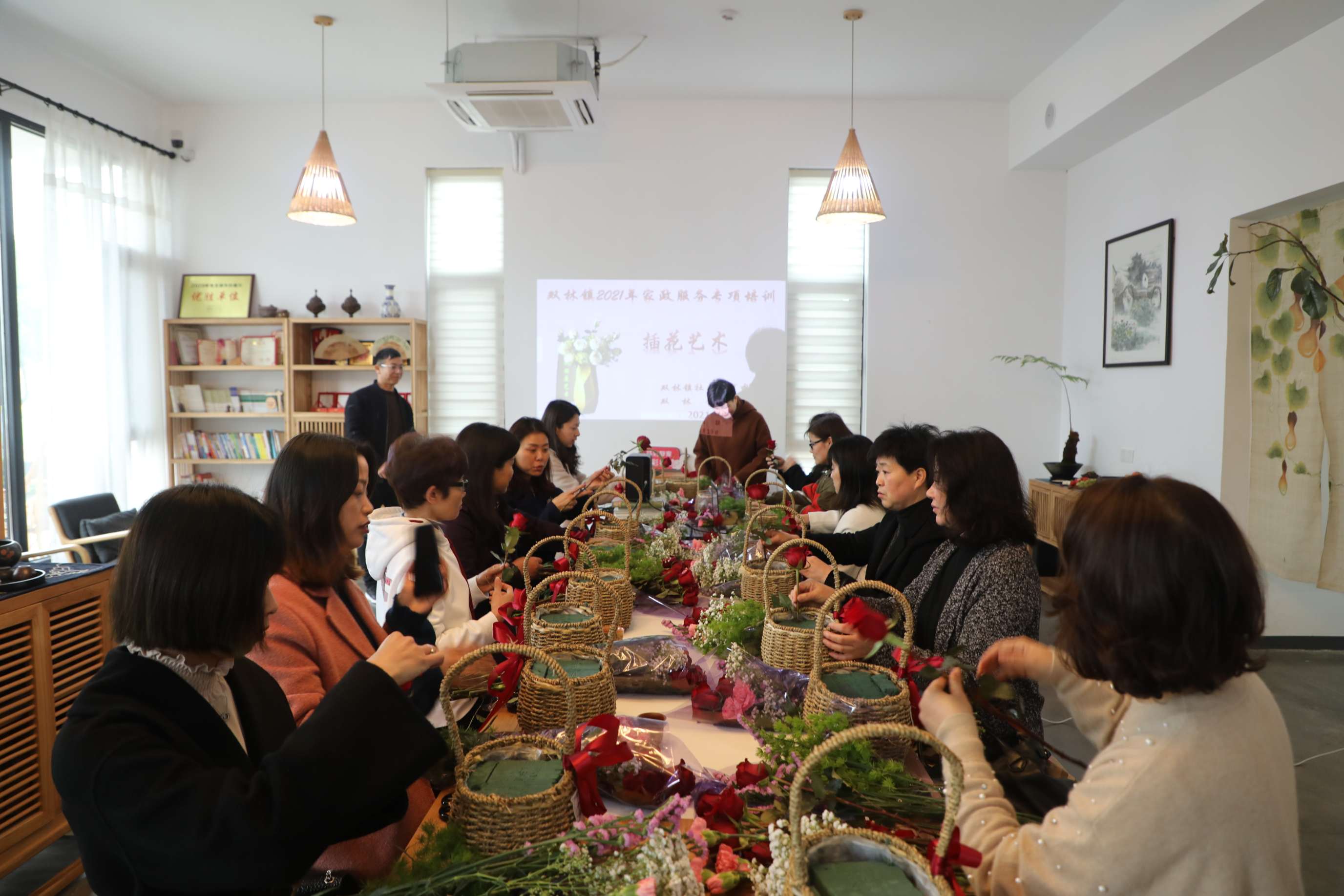 学插花艺术过雅致生活双林镇社区教育中心举办插花艺术培训班