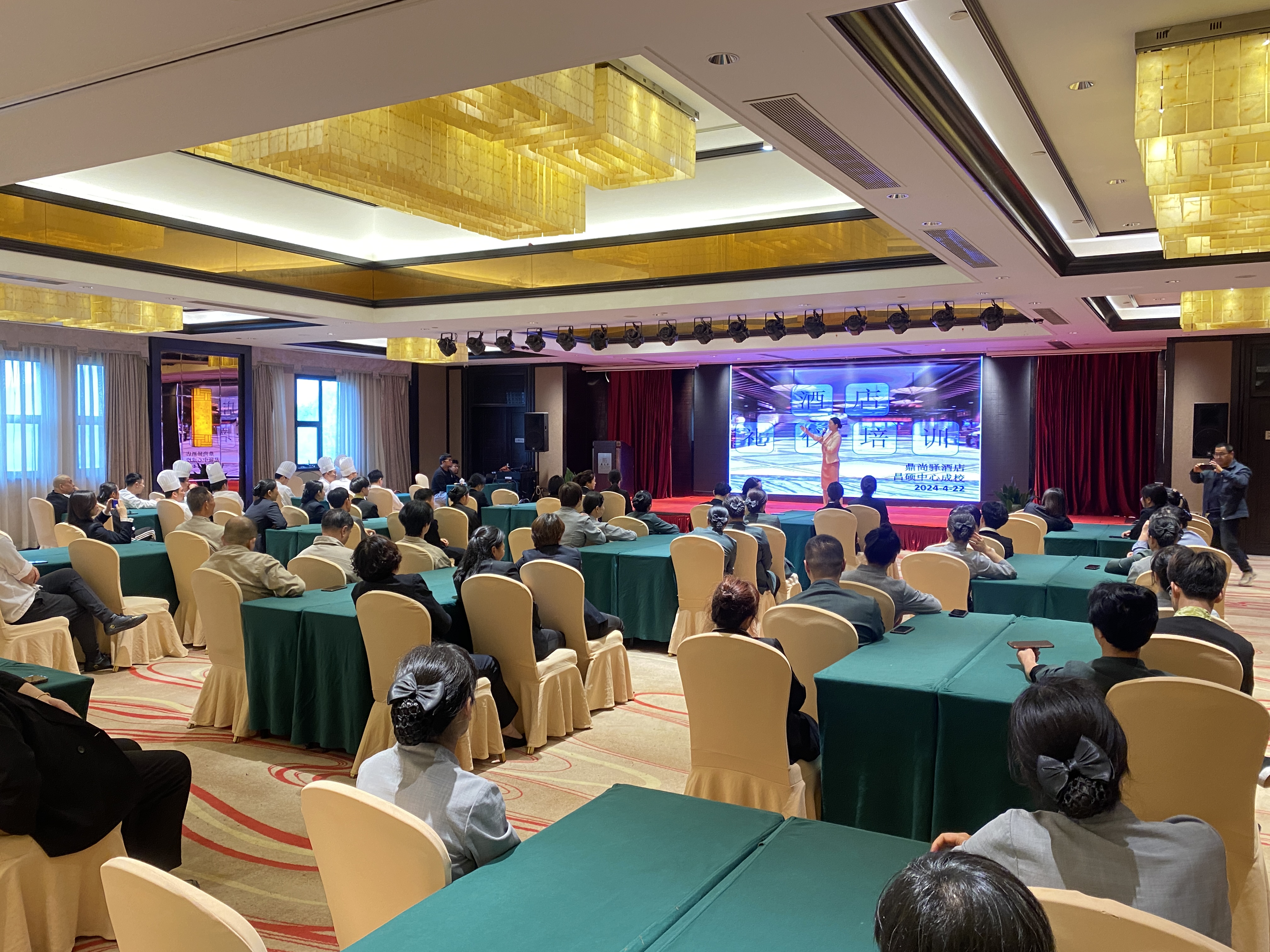 安吉县社区教育学院昌硕分院成功举办鼎尚驿酒店职工礼仪培训讲座