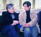 国务院副总理吴仪与董事长徐小飞亲切交谈