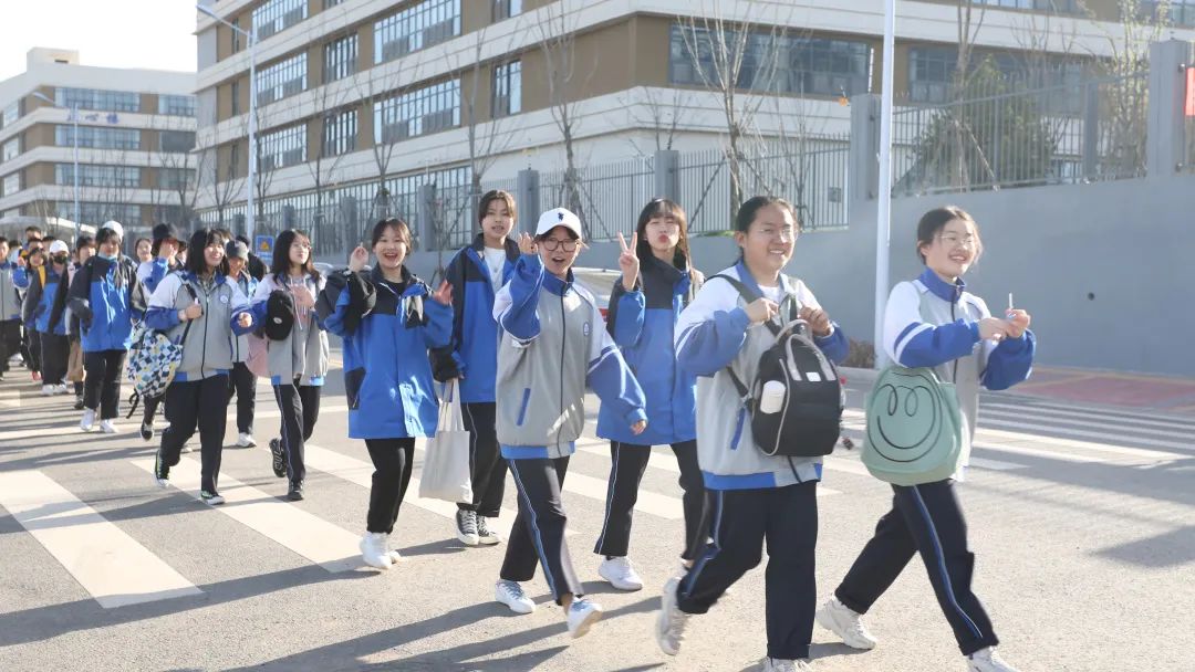 标志着此次国科大(青岛)附属学校高一全体师生远足活动圆满结束