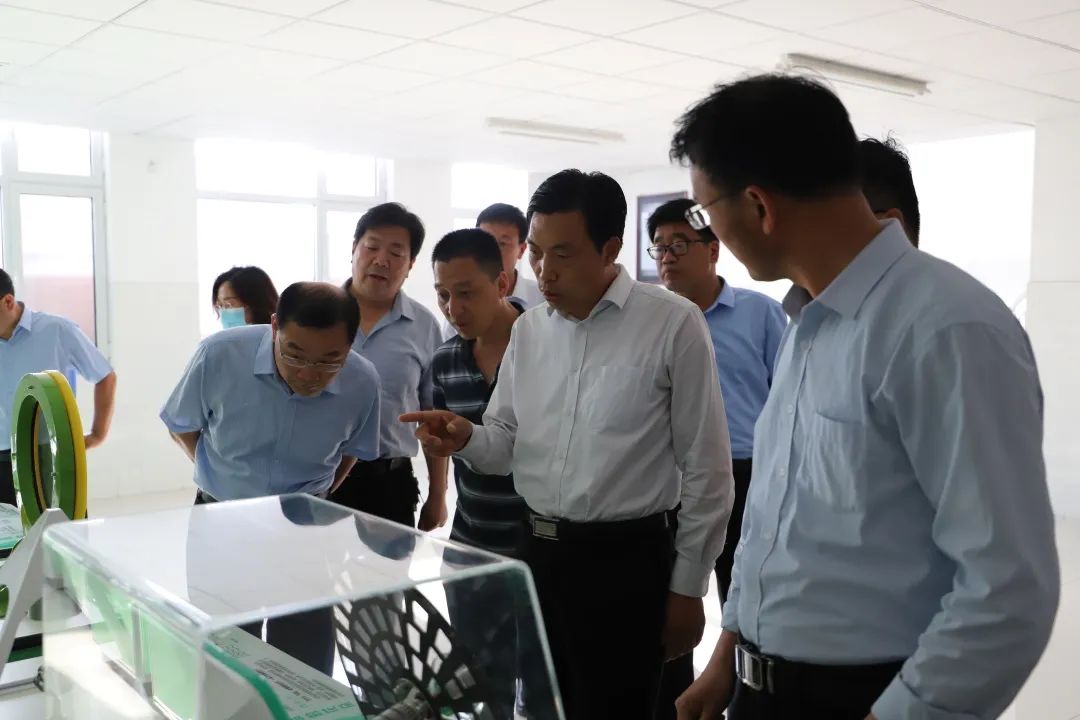 韩效启在参观过程中高度评价校园科技走廊实验设备的