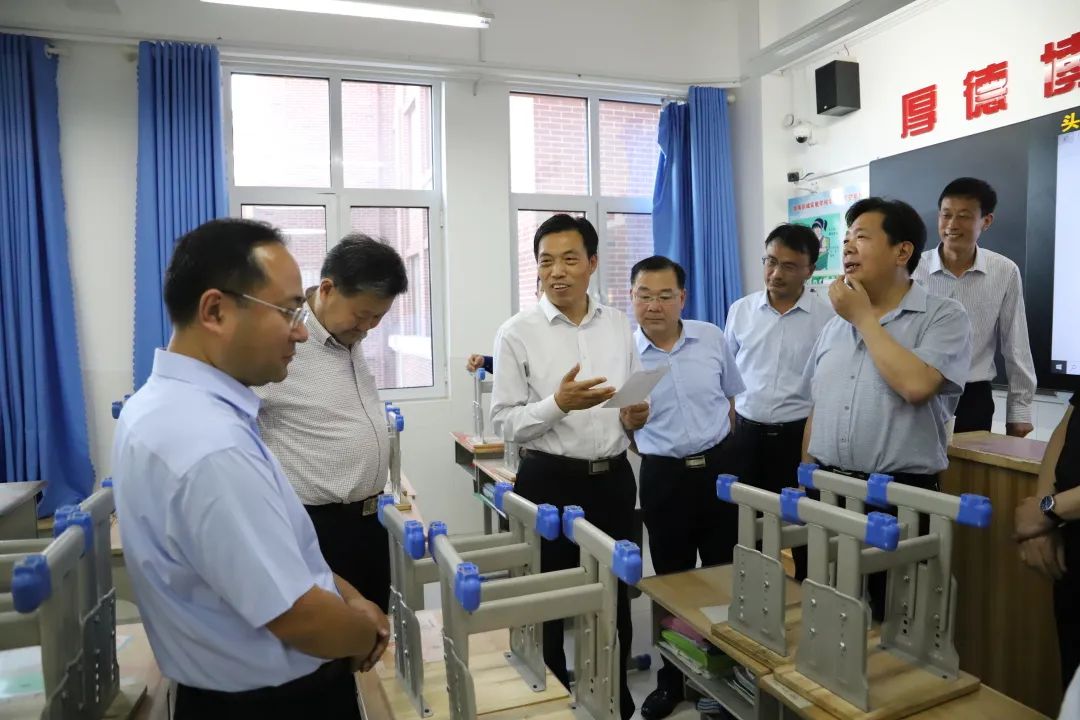 韩效启在参观学生教室时,发现每一位学生都在课桌上