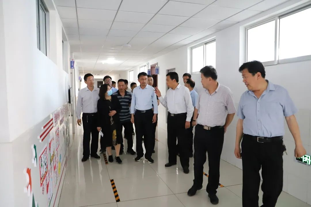 韩效启在参观学生教室时,发现每一位学生都在课桌上