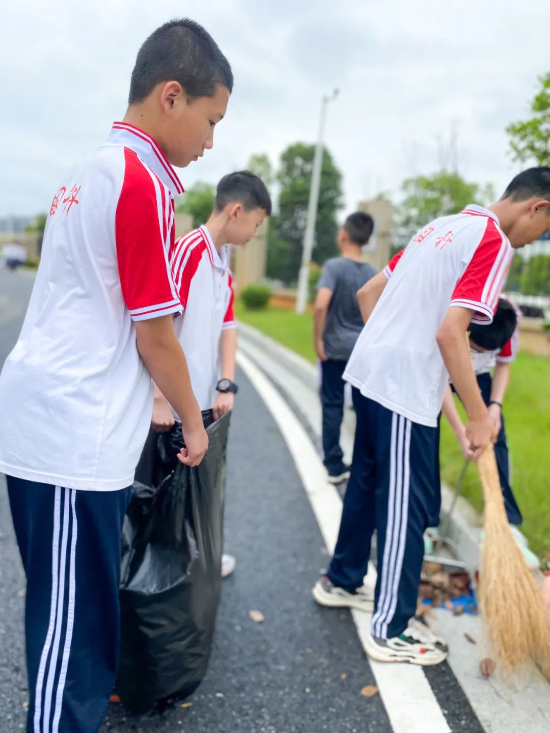 [土木工程学院]我院组织学生志愿者打扫教室卫生，为新学期开学做准备-哈尔滨石油学院