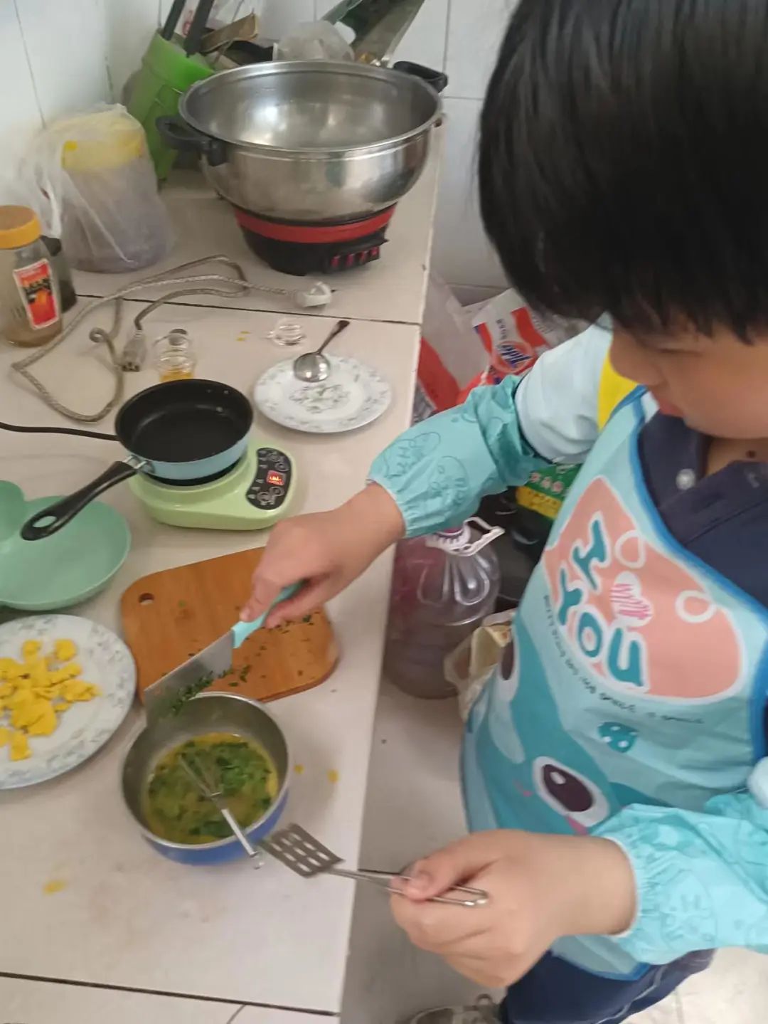 年轻父母与孩子一起在厨房做饭高清图片下载-正版图片500441081-摄图网