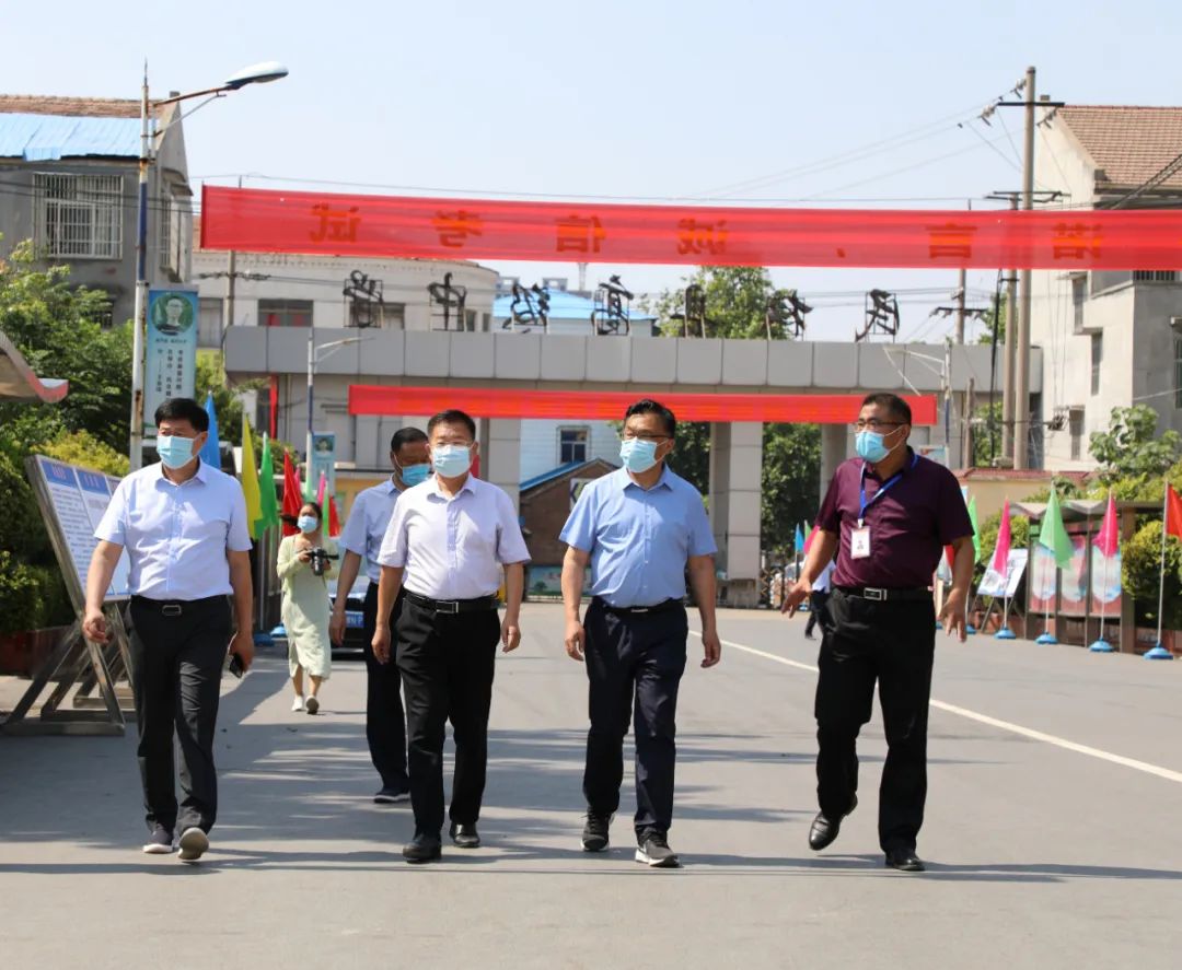 县教体局党组书记,局长朱清华,学校党委书记秦超等领导陪同检查.