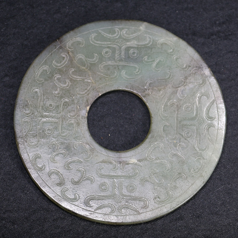 10.战国饕餮纹玉璧1D9.5cm