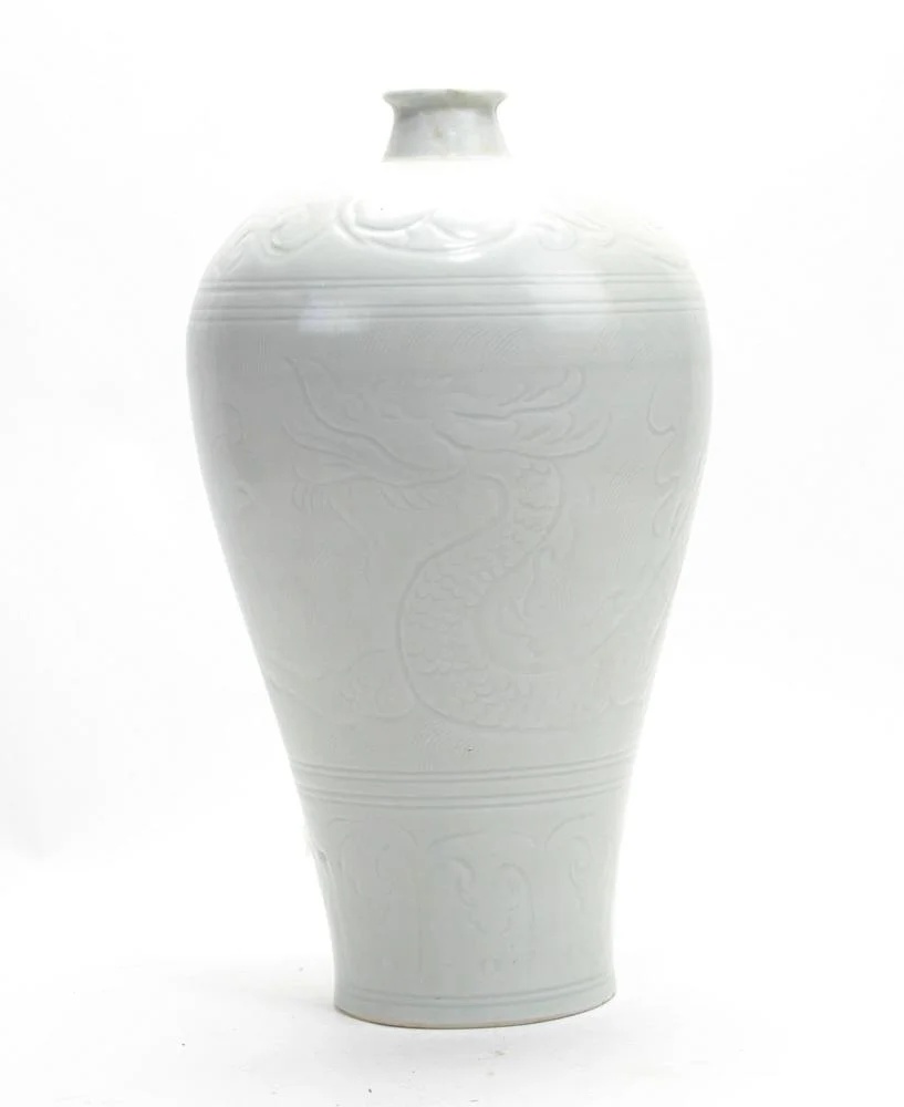 3.元卵白釉龙纹梅瓶1
