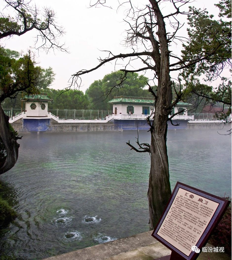 一座古泉,一方水土.与山巅的上寺遥遥相对的,是下寺的霍泉.