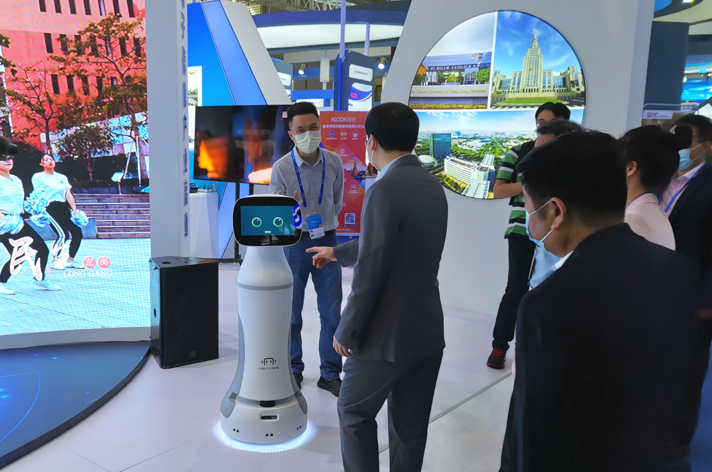 华为数字讲解员贝叶斯智能服务机器人亮相2020高交会