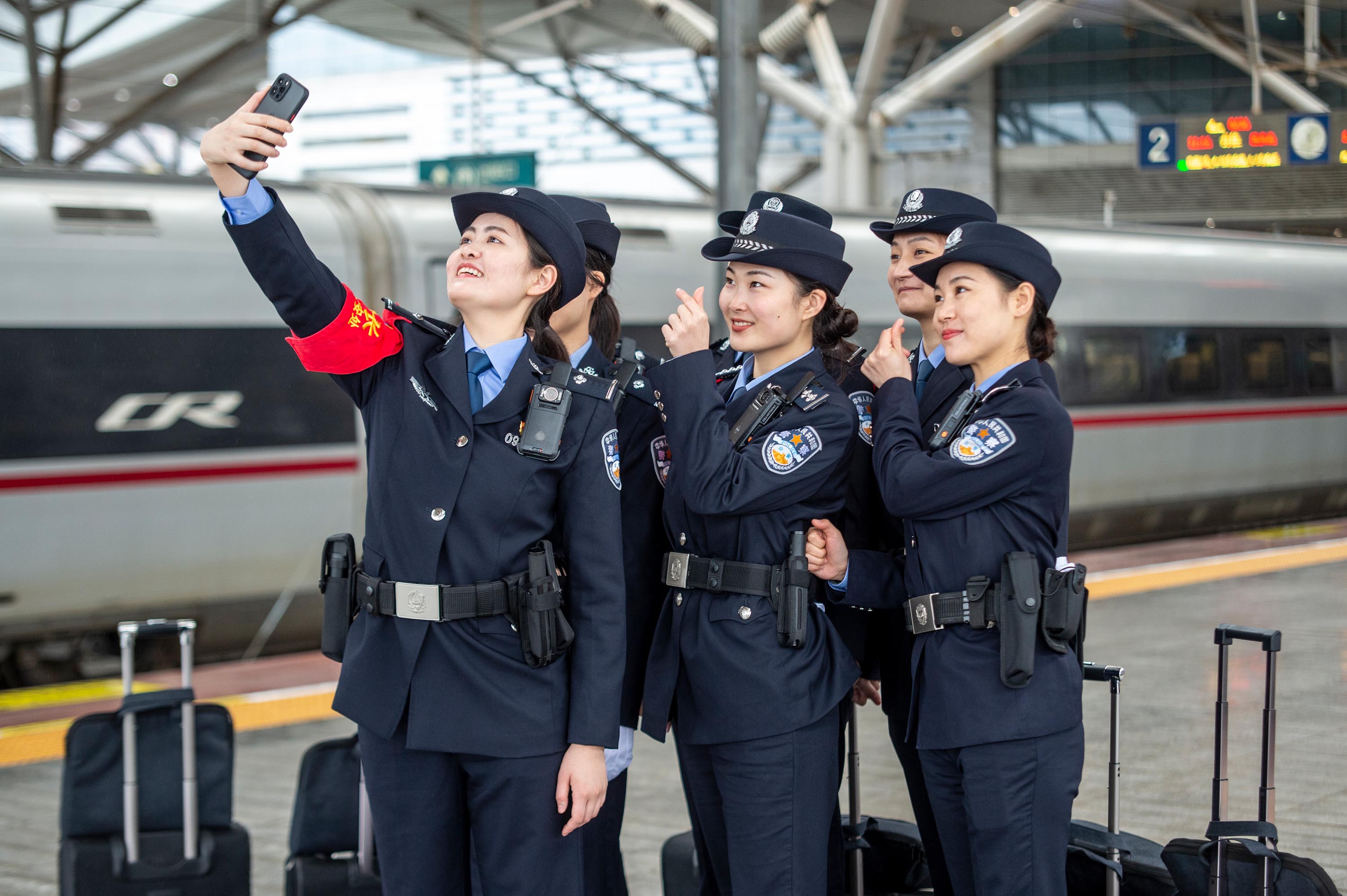 乘警高铁女子分队闪亮春运一线 ——长沙铁路公安处举行高铁女子分队