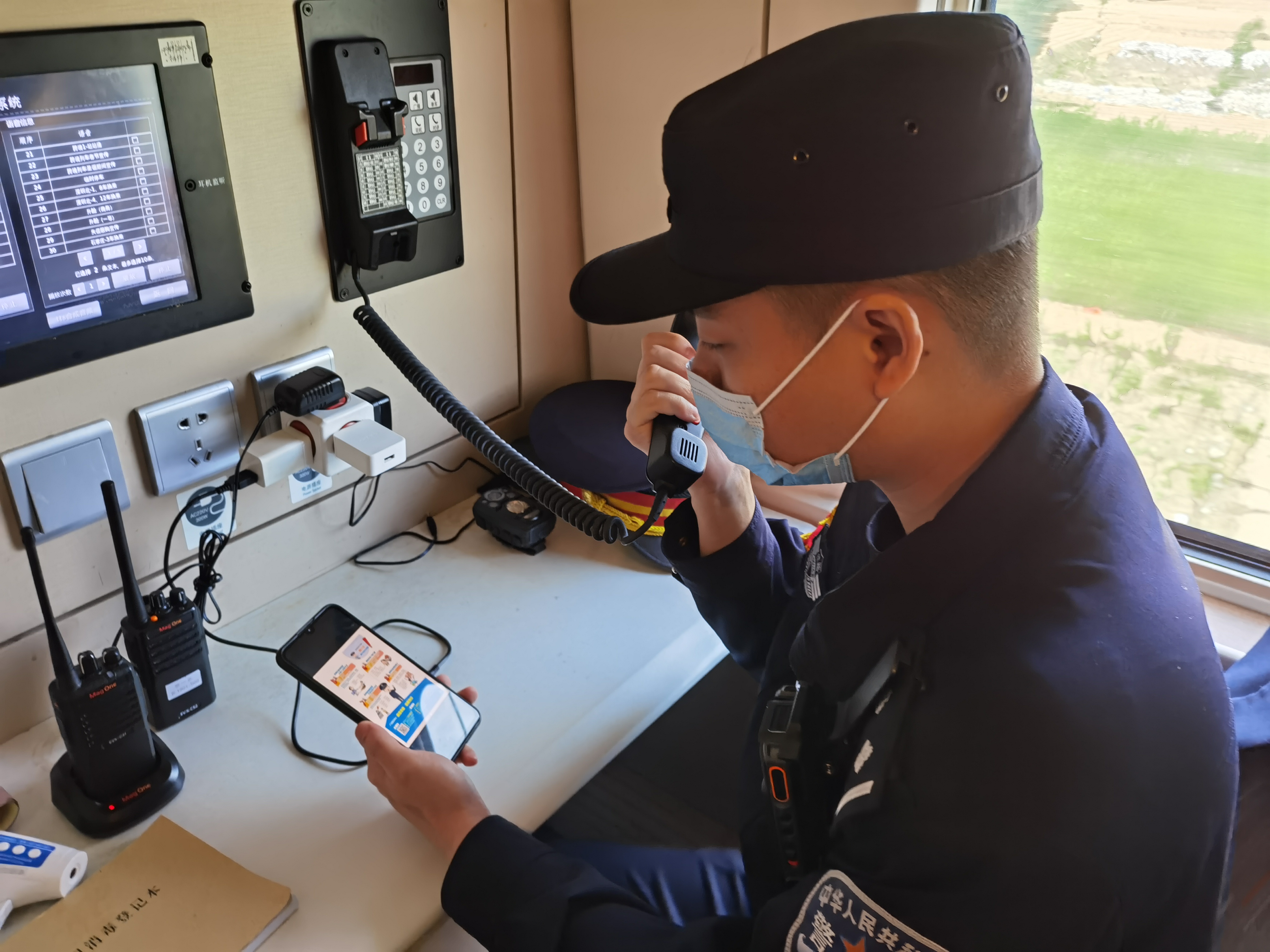 为了捂紧大家"钱袋子",乘警蜀黍使出了十八般武艺!-警察与法治