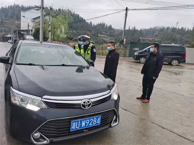 为预防道路交通事故,永顺交警泽家中队中队长彭清波,副中队长田龙借