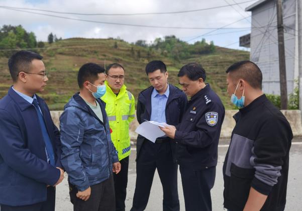 州公安局党委委员,副局长李博带队,深入龙山县石牌镇,茨岩塘镇,水田