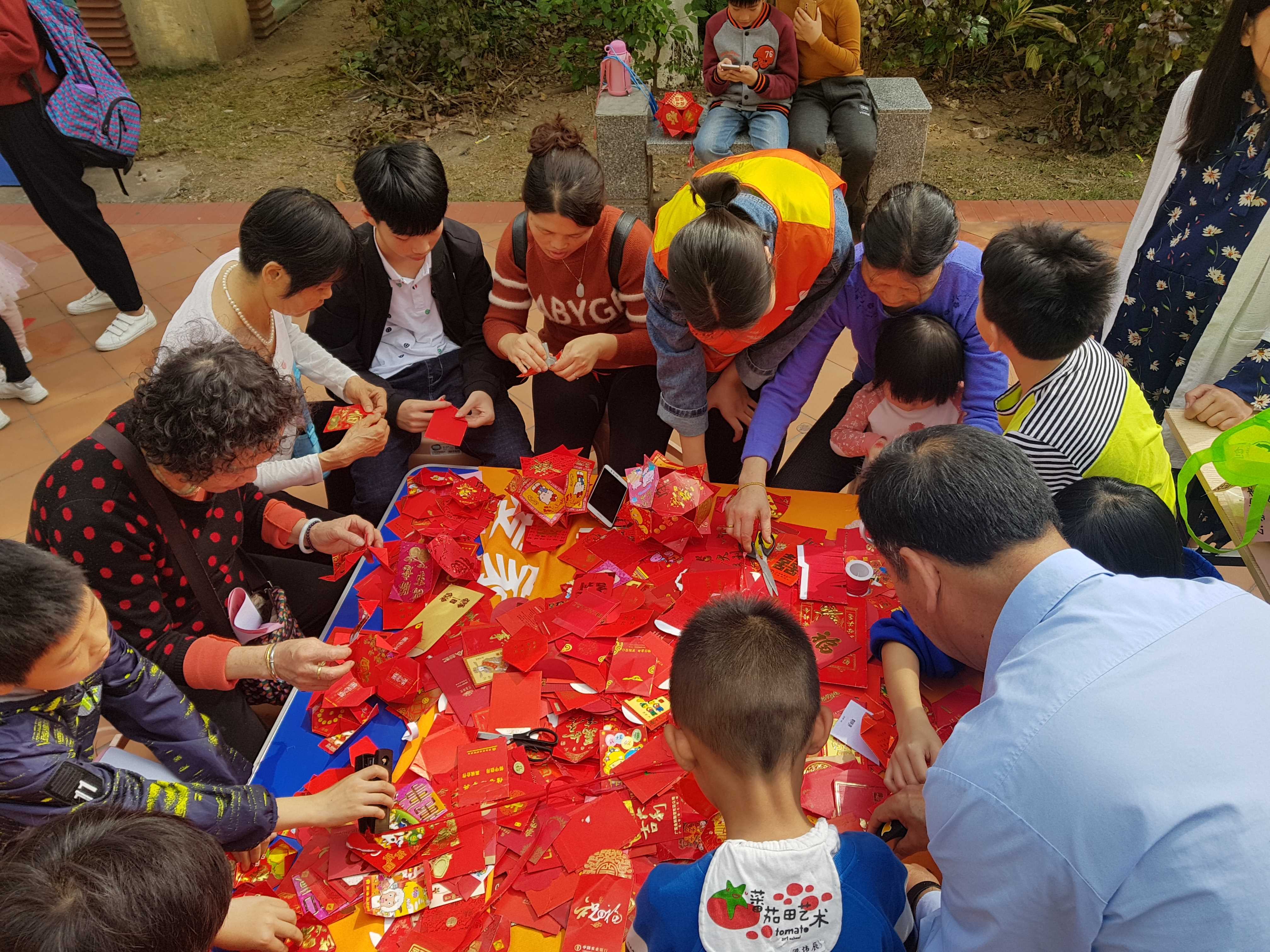 新春服务到家游园会-制作灯笼