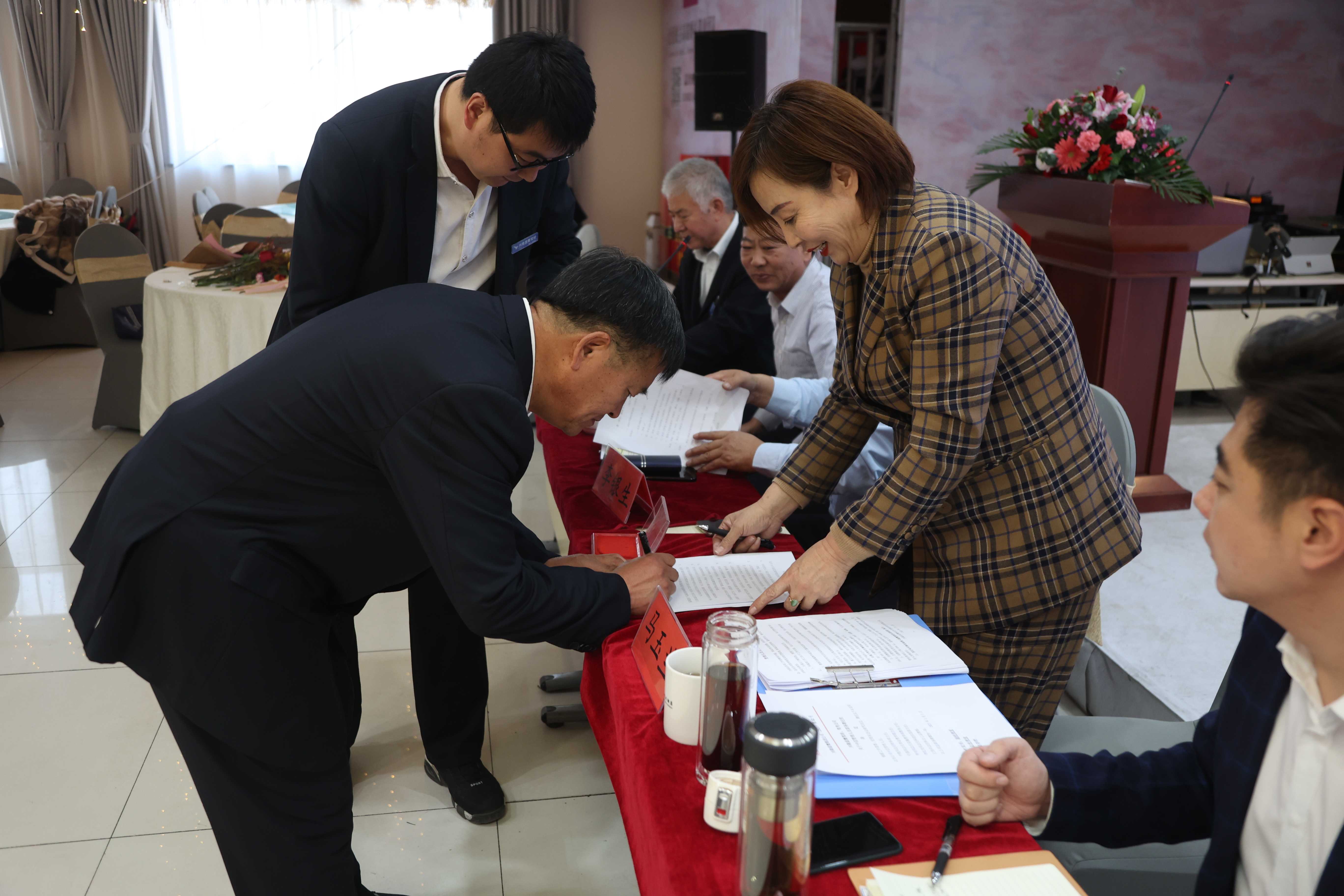 李银生副经理与马总签订管理人员承诺书姜山副经理与马总签订管理人员