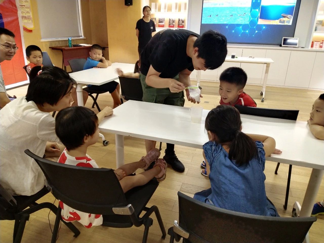 老师近距离展示