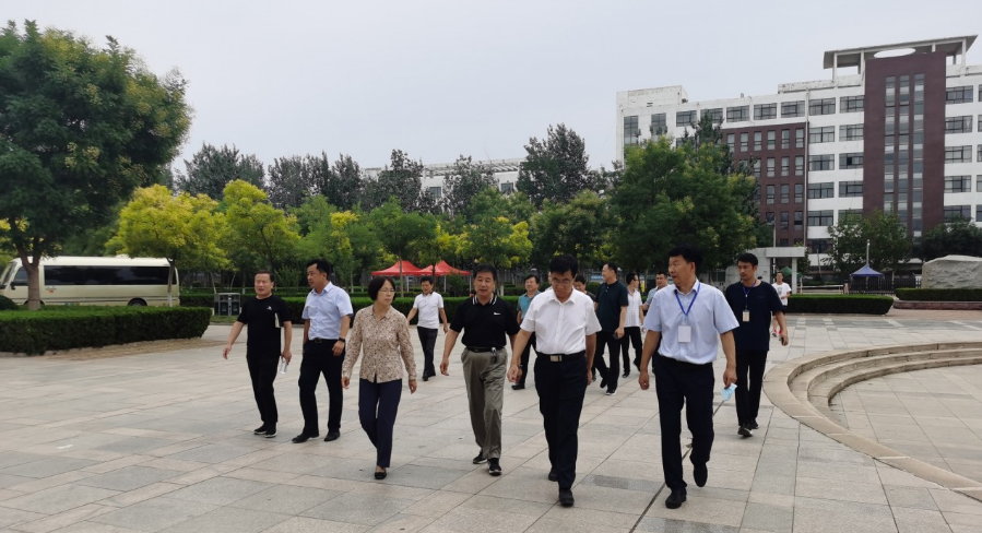 7月25日下午,區委副書記,區長李希巖到陵城一中檢查指導工作.