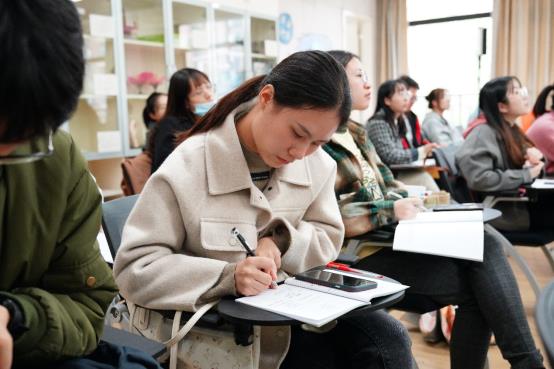 徐佳燕老师和604班的学生共同给全区的小学科学新老师带来了《神奇的