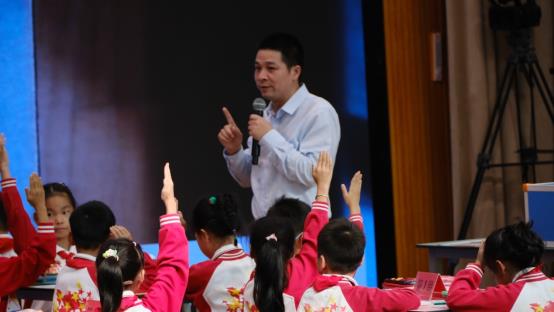 E:\科学教学\上虞区小学科学教师专业发展共同体\建个人专贴\2023年活动\2023年10月24-25日浙江省小学科学“关键问题解决”暨科学新课标主题研训活动\省科学关键问题报道照片精选1\气温计1.JPG