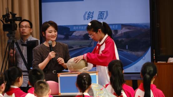 E:\科学教学\上虞区小学科学教师专业发展共同体\建个人专贴\2023年活动\2023年10月24-25日浙江省小学科学“关键问题解决”暨科学新课标主题研训活动\省科学关键问题报道照片精选1\斜面1.JPG