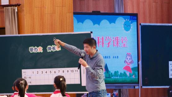 E:\科学教学\上虞区小学科学教师专业发展共同体\建个人专贴\2023年活动\2023年10月24-25日浙江省小学科学“关键问题解决”暨科学新课标主题研训活动\省科学关键问题报道照片精选1\弹簧测力计1.JPG