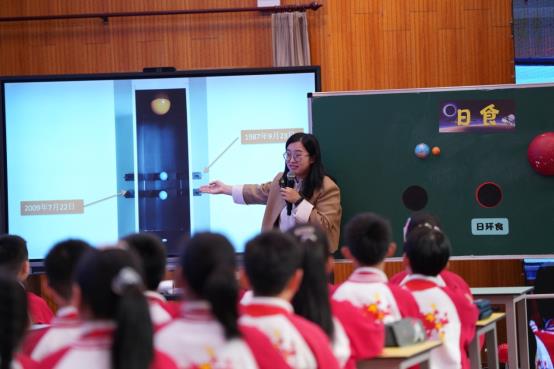 E:\科学教学\上虞区小学科学教师专业发展共同体\建个人专贴\2023年活动\2023年10月24-25日浙江省小学科学“关键问题解决”暨科学新课标主题研训活动\省科学关键问题报道照片精选1\日食1.JPG