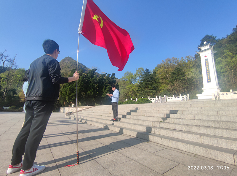 重温入党誓词,诵读方志敏,邓贞谦两位烈士"红色家书,仔细瞻仰了纪念