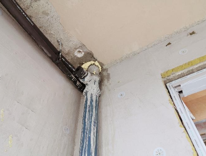 卫生间吊洞铁丝(3) 管根吊模渗漏.